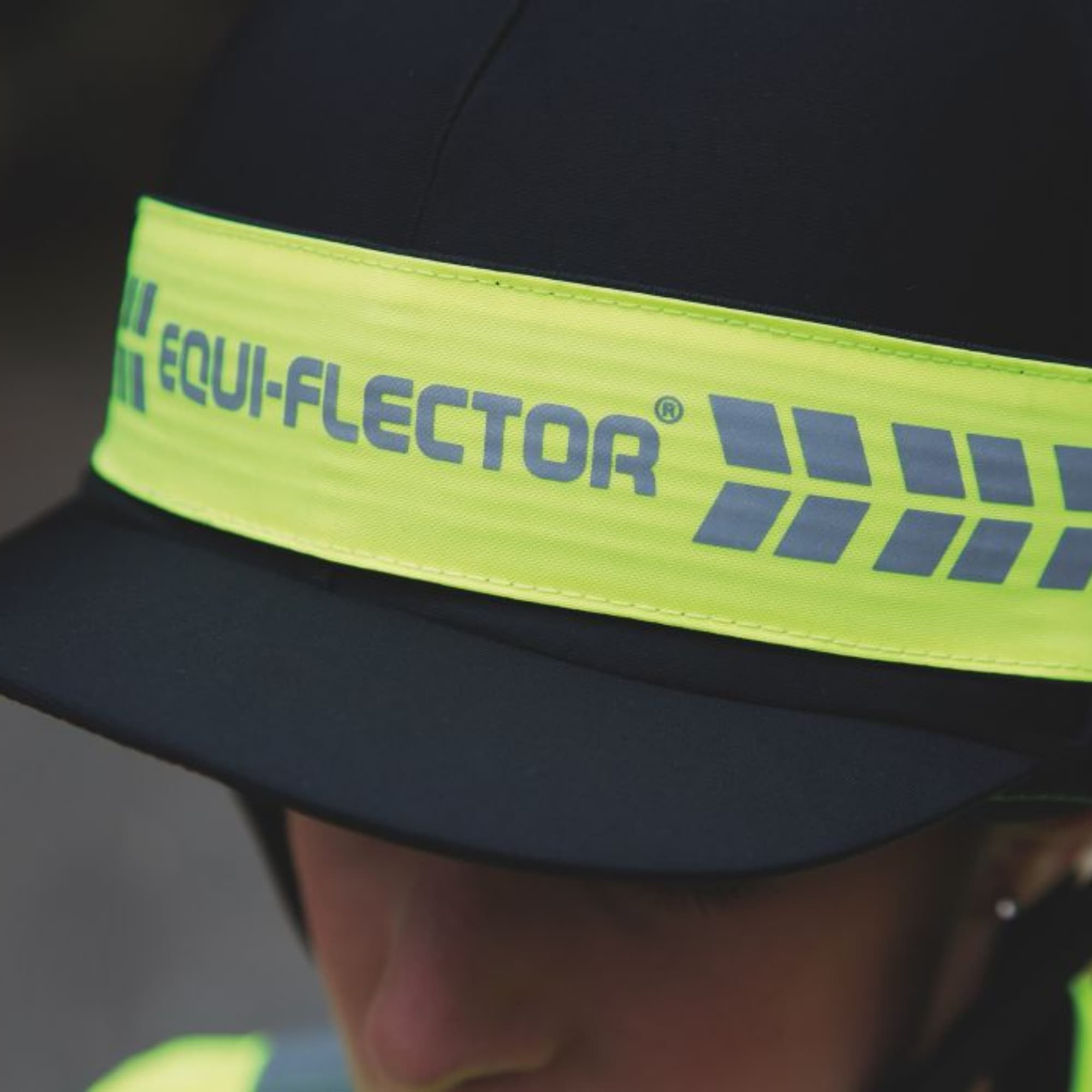 Gul hjälmreflex till ridhjälm